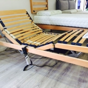 RETE MOTORIZZATA MOD. ISCHIA: 2 motori indipendenti testa - piedi; anatomica; assorbimento zona spalle; telaio in multistrato di faggio a 60x25 mm; doghe in multistrato di faggio da 38 mm; portadoghe anatomici in SEBS; portadoghe zona spalla più morbidi per un maggiore confort.