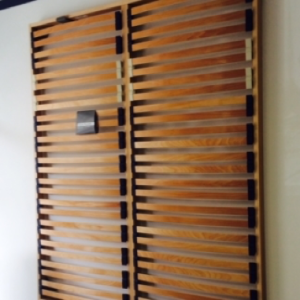 RETE MOD. ISCHIA FISSA: anatomica; assorbimento zona spalle; telaio in multistrato di faggio da 60x25 mm; doghe in multistrato di faggio da 38 mm; portadoghe anatomici in SEBS; portadoghe zona spalla più morbidi per un maggiore confort.